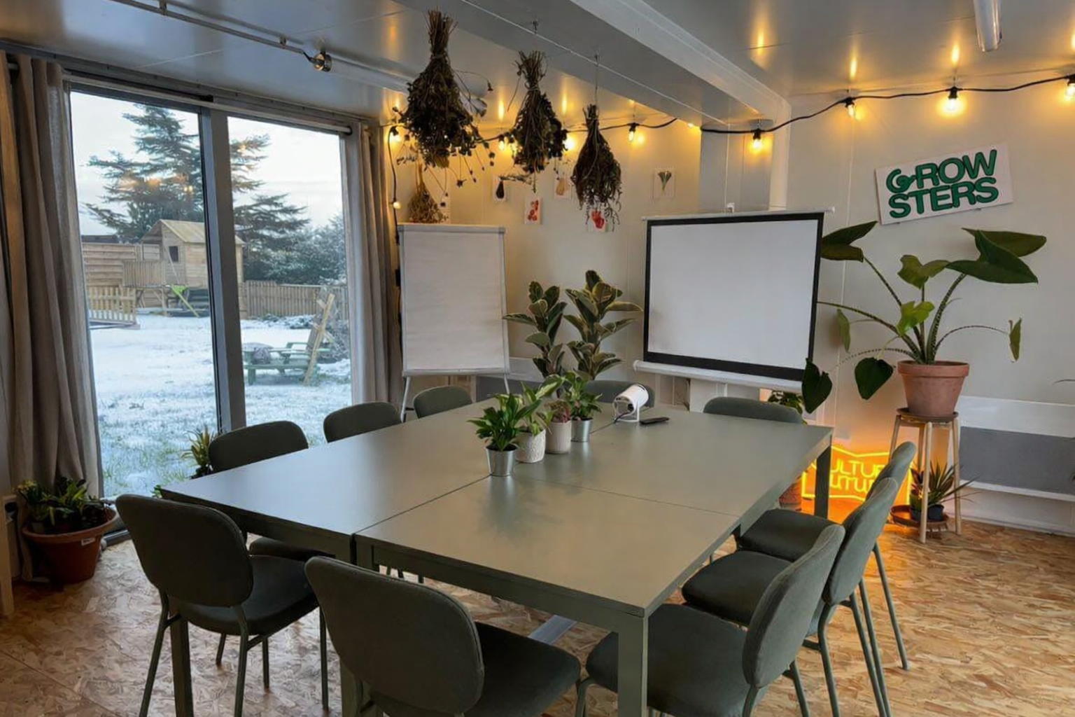 Atelier moderne avec neige dehors